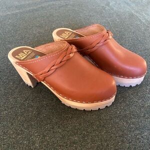Mia leather clogs